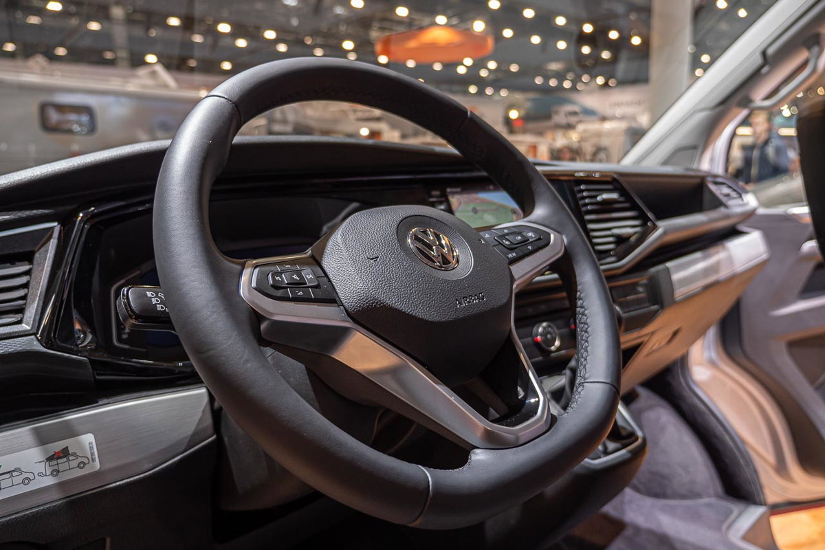 Detailaufnahme eines Lenkrad im VW California 6.1 auf dem Messestand des Caravan Salon 2019 in Düsseldorf