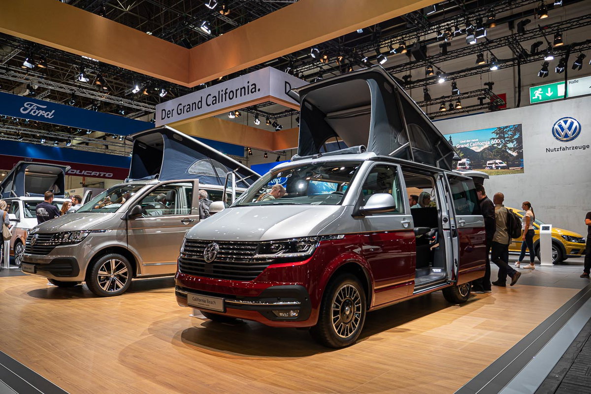 Blick auf zwei VW California 6.1 Beach Camper auf dem Messestand des Caravan Salon 2019 in Düsseldorf