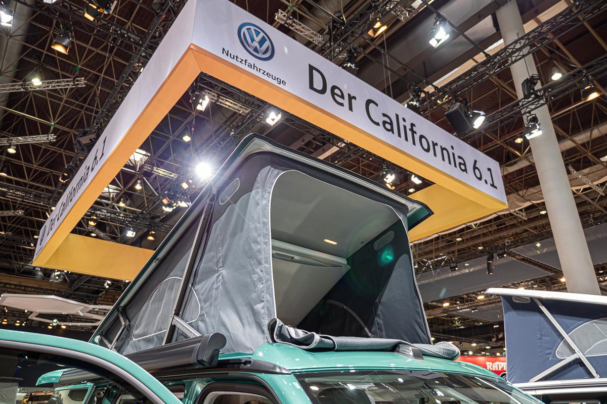 Blick auf das geöffnete Hochdach eines VW California 6.1 Coast auf dem Messestand des Caravan Salon 2019 in Düsseldorf