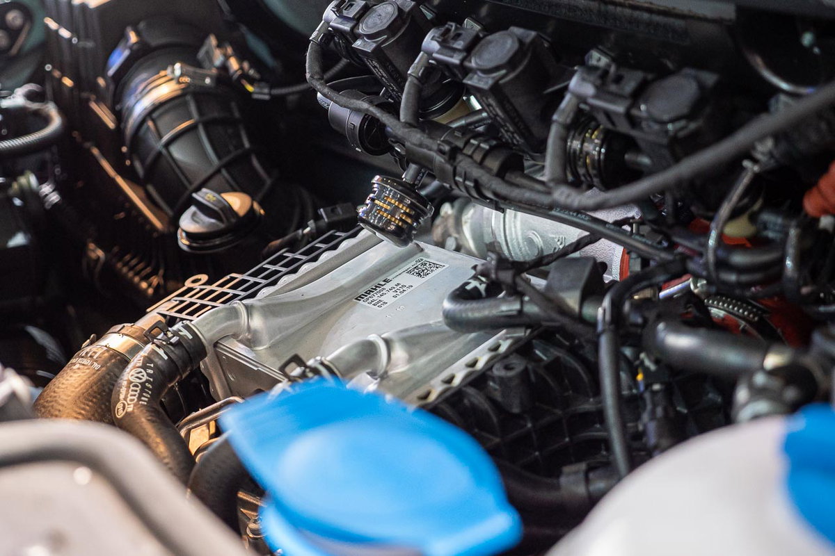 Detailaufnahme von einem Motorblock eines VW California 6.1 auf dem Messestand des Caravan Salon 2019 in Düsseldorf