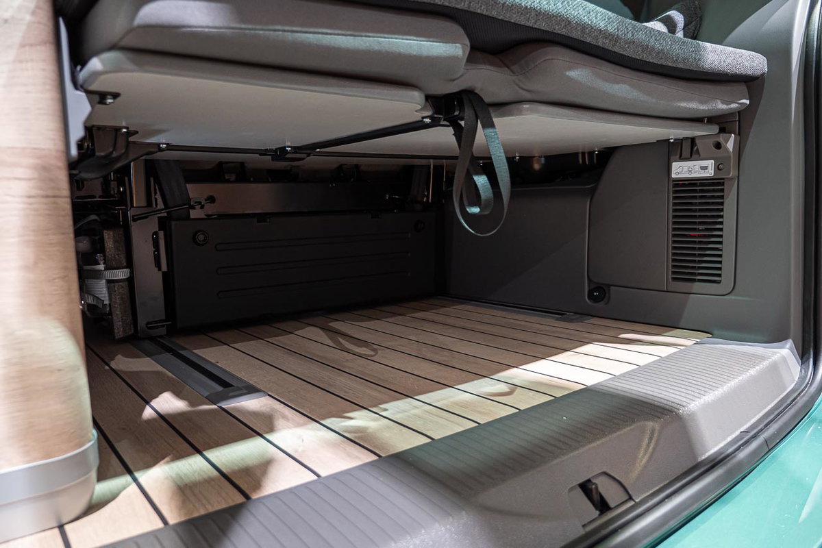 Stauraum unterm Bett eines VW California 6.1 Coast auf dem Messestand des Caravan Salon 2019 in Düsseldorf