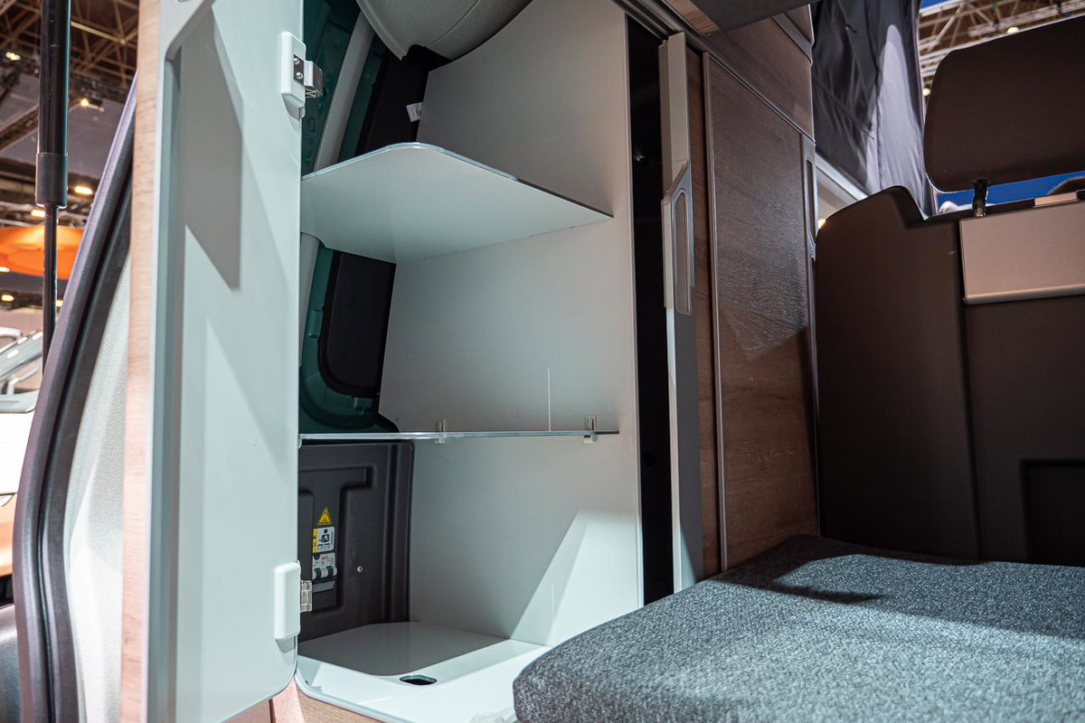Stauraum Regal innen in einem VW California 6.1 auf dem Messestand des Caravan Salon 2019 in Düsseldorf