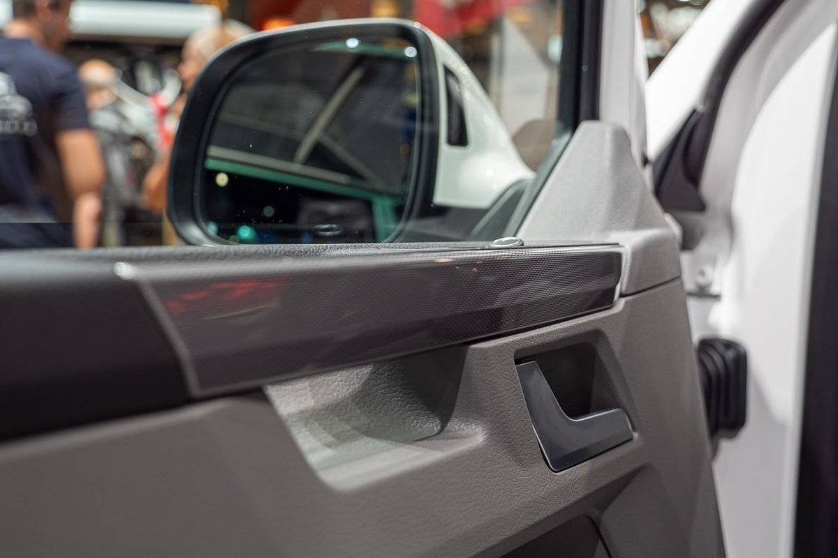 Nahaufnahme der Fahrertür von innen eines VW California 6.1 auf dem Messestand des Caravan Salon 2019 in Düsseldorf