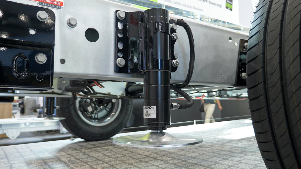 Hydraulisches Stützensystem HY4 von AlL-KO an einem Chassis ohne Aufbau