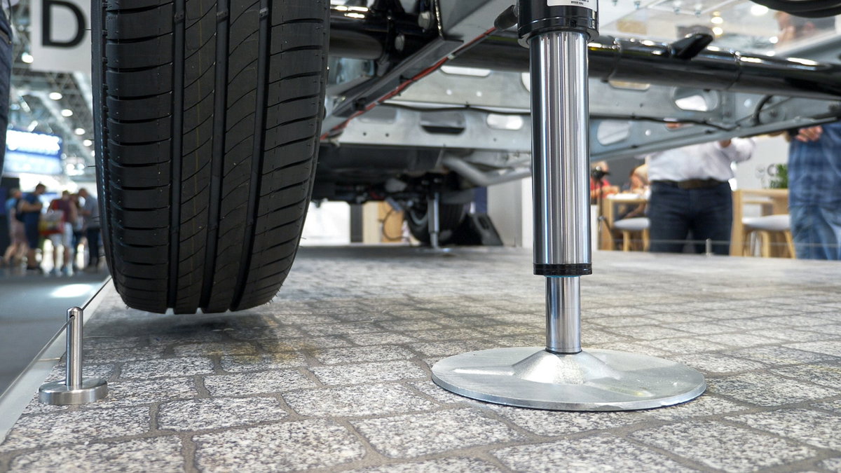 Hydraulische Wohnmobil Stützen HY4 von AL-KO in Aktion zum Wiegen