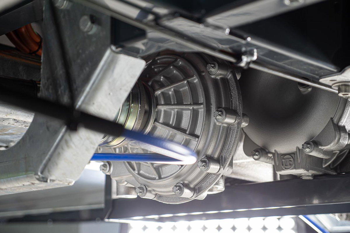 Detailaufnahmen Elektromotor vom e.home Coco auf dem Messestand von Dethleffs beim Caravan Salon 2019