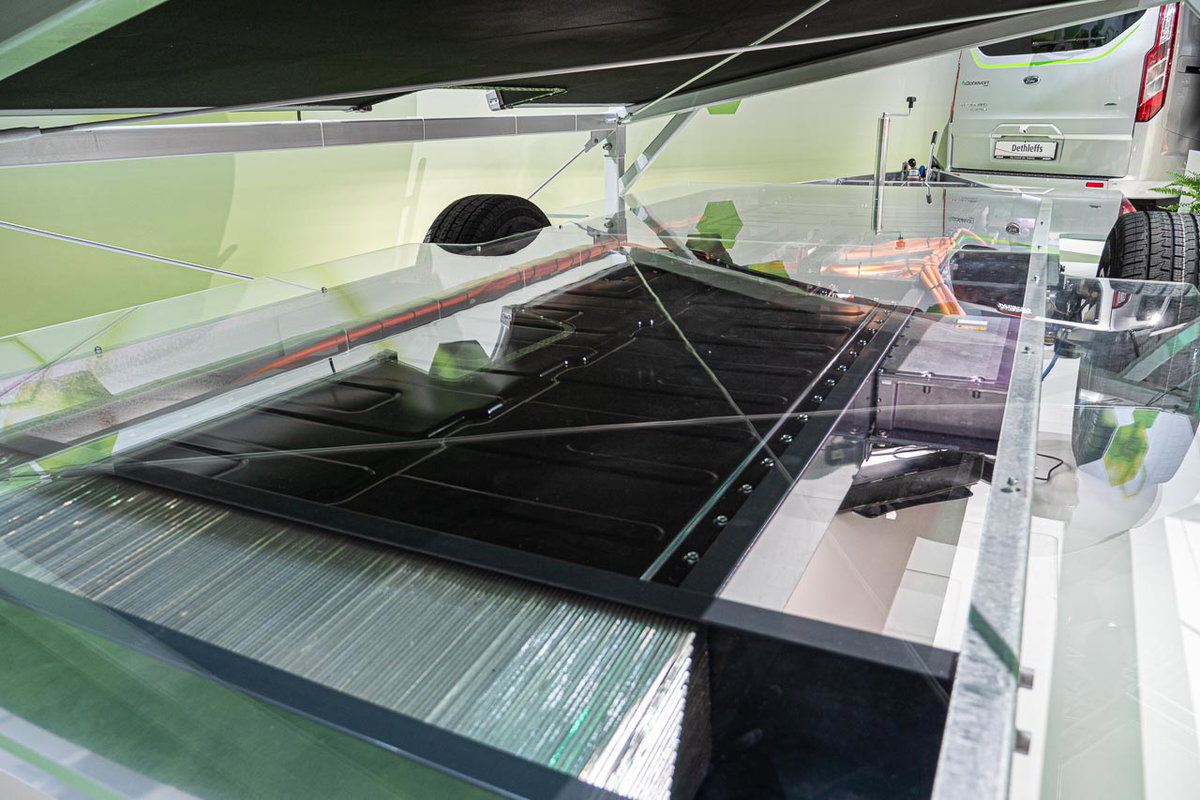Blick auf das Herzstück des e.home Coco: den Elektroantrieb des Chassis unter einer Plexiglasscheibe.