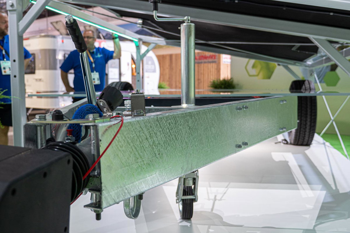 Blick auf den Unterbau des e.home Coco von Dethleffs mit dem innovativen Elektroantrieb