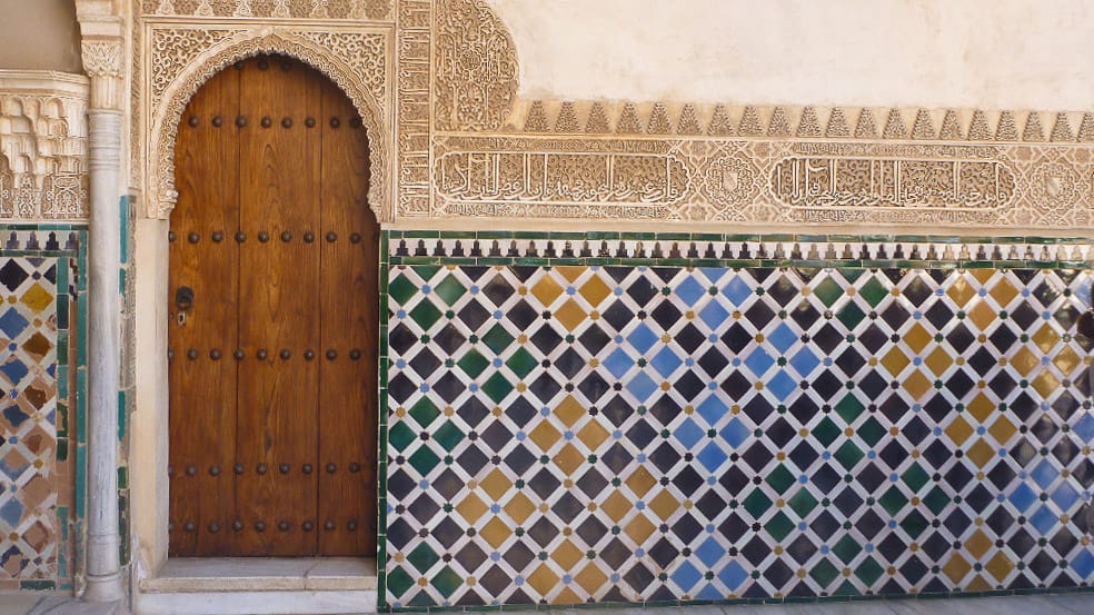 Im Inneren von Alhambra in Spanien