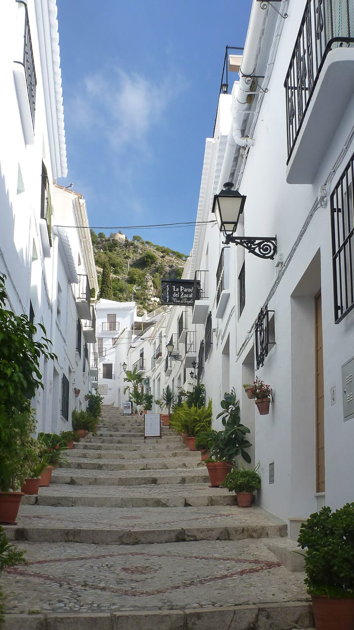 Spaziergang durch die Gassen von Frigiliana in Spanien