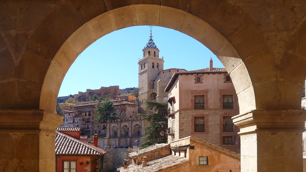 Blick auf die Kirche in Albarracin beim Überwintern in Spanien