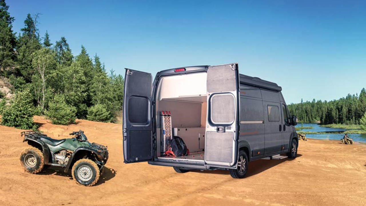 Vanlife mit Motorrad: der Weinsberg Carabus Outlaw