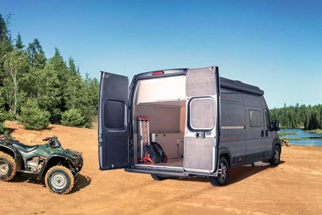 Vanlife mit Motorrad: der Weinsberg Carabus Outlaw
