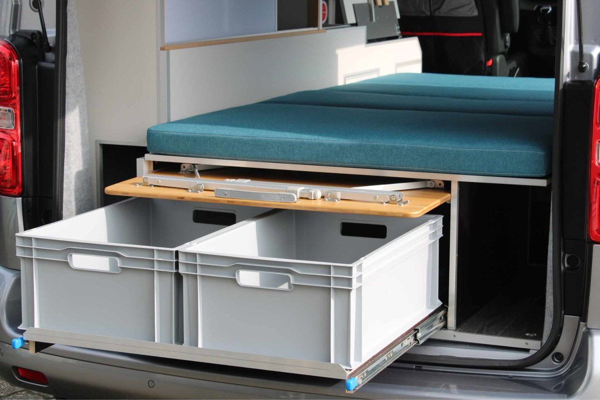 Durchdachtes Design mit ausziehbaren Kisten im Heckraum. © Freizeitmobile KLIEM GmbH &amp; Co.KG