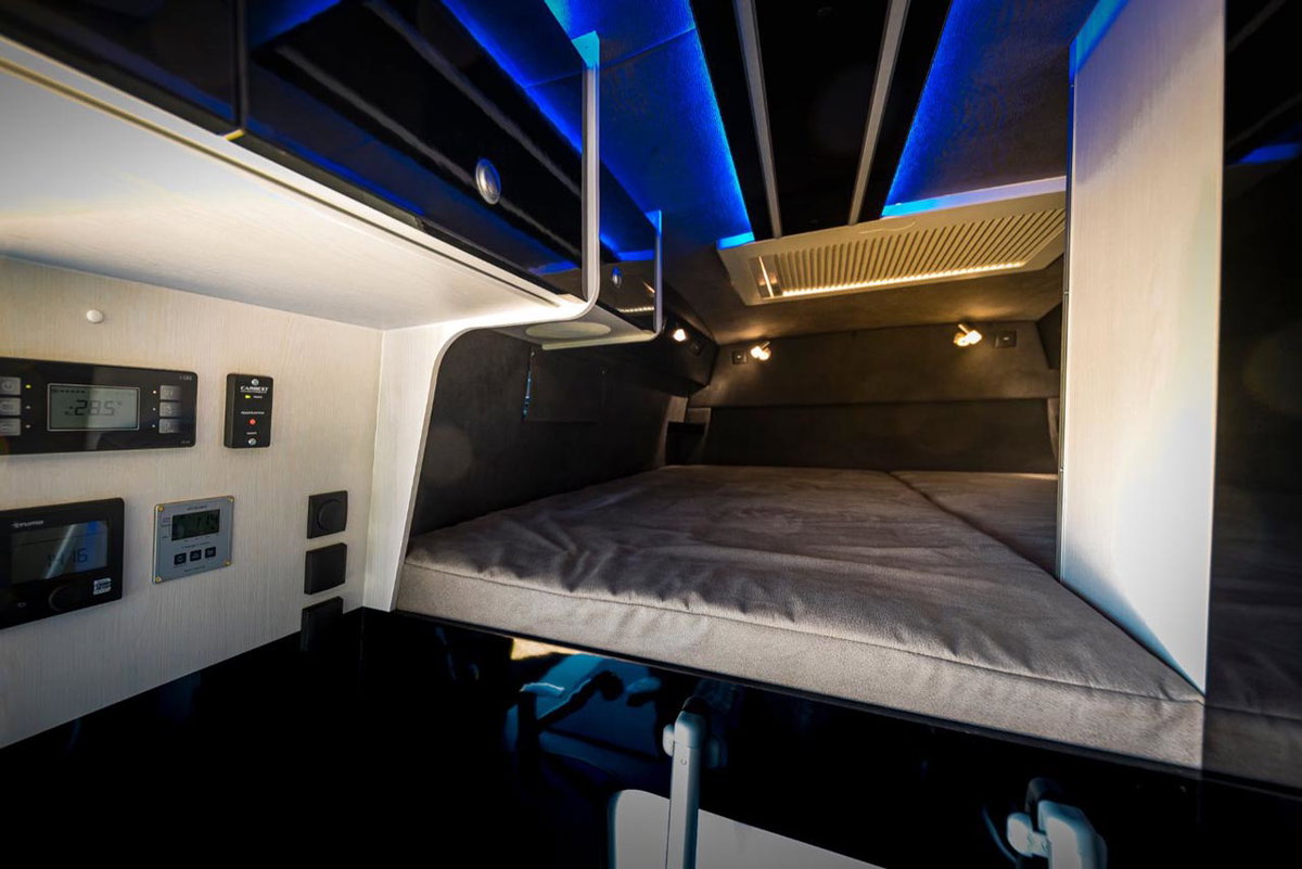 Schlafbereich über der Garage im an von VR Motorhomes
