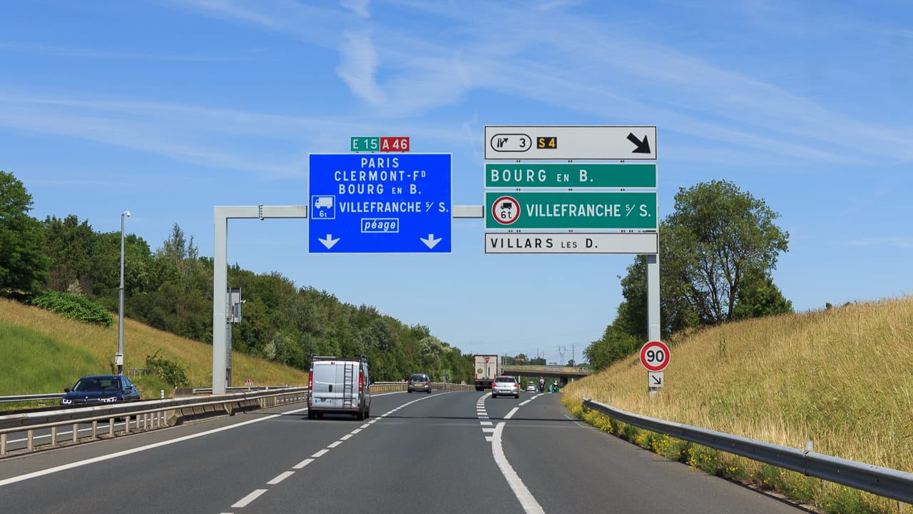 Verkehrsregeln Frankreich: Höchstgeschwindigkeiten, Maut und Besonderheiten für Camper