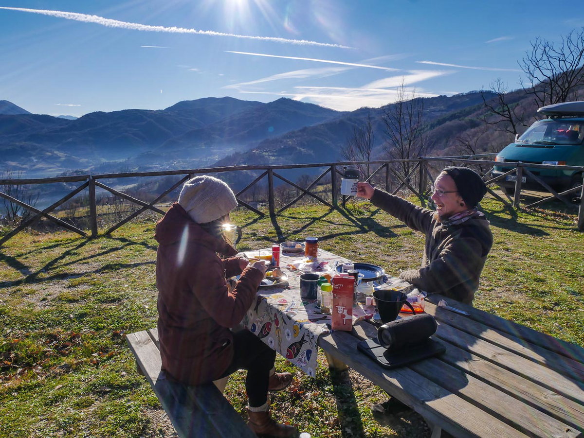Frühstück mit dem Camper nach einer Nacht freistehend