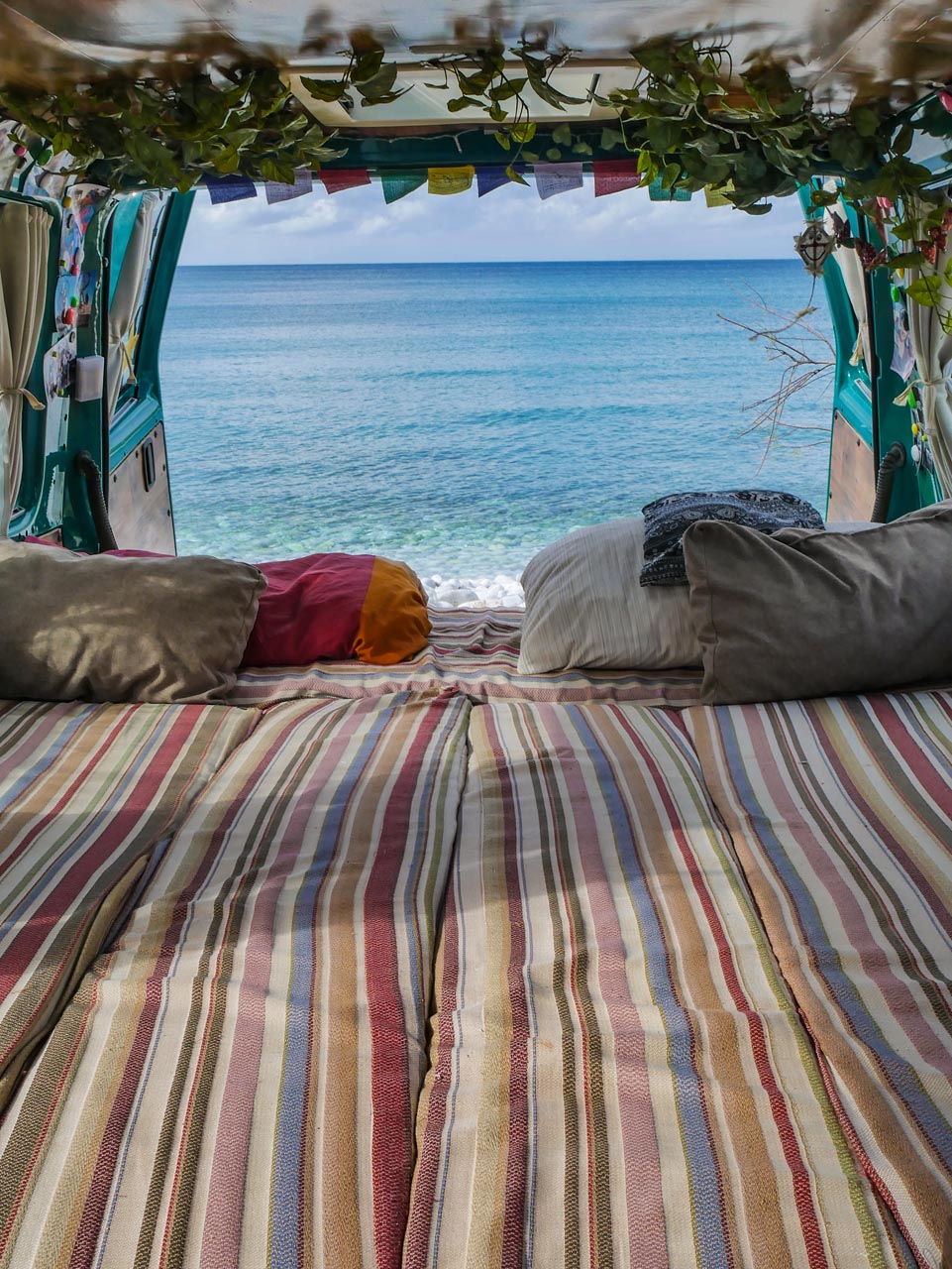 Umgebautes Bett im Camper