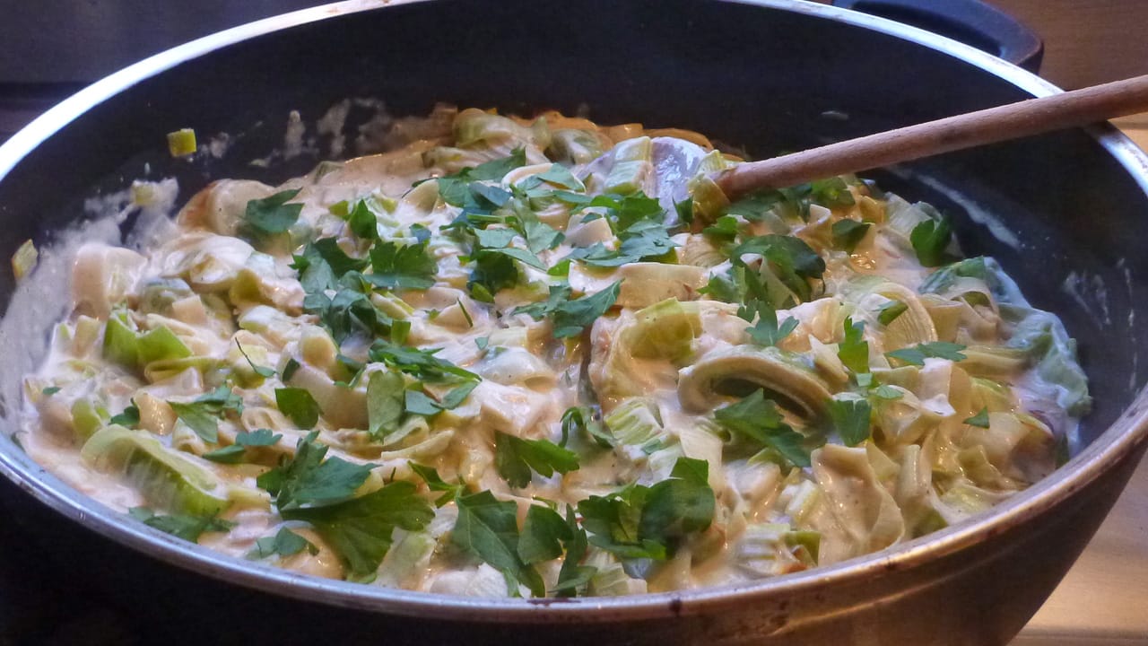 Zwei vegane Campinggerichte: Lauchgemüse und Sauerkrautsuppe