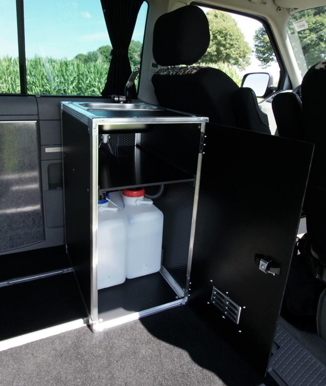 Trink- und Abwassertank in der Van.Kitchen