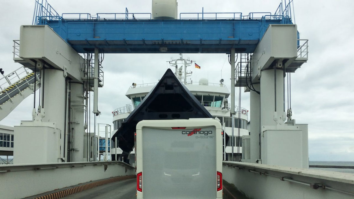 Einfahrt mit dem Wohnmobil auf die Fähre