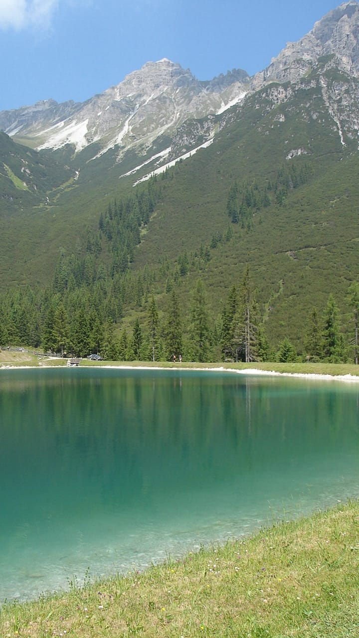 Camping in Österreich nahe eines Bergsees