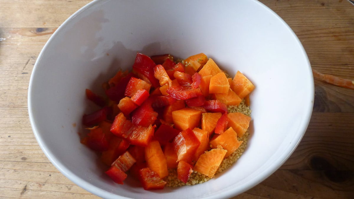 Zubereitung für das Campinggericht mit Couscous