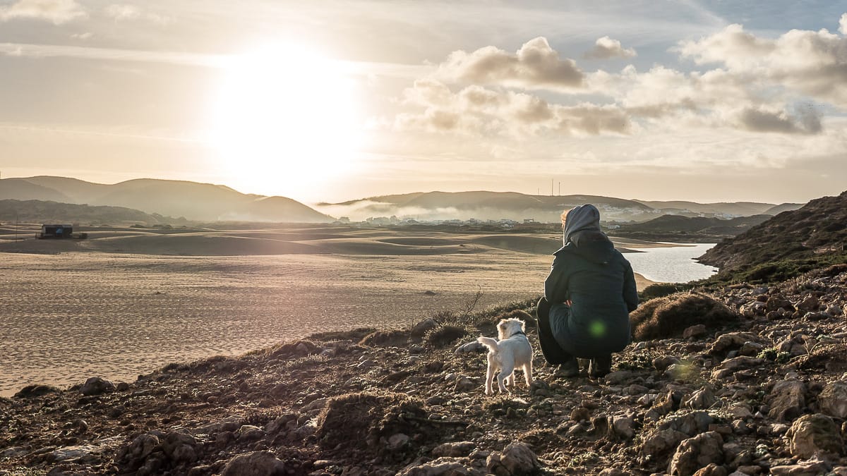 Spaziergang mit Hund vom Campingplatz in Portugal