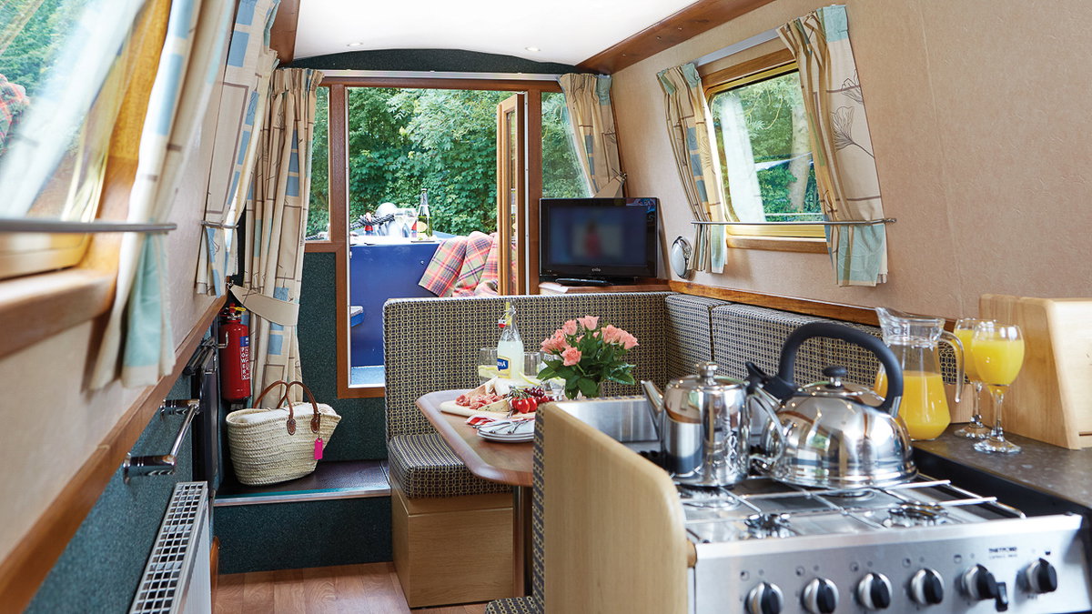 Die Lounge beim Camping in Wales auf einem Boot