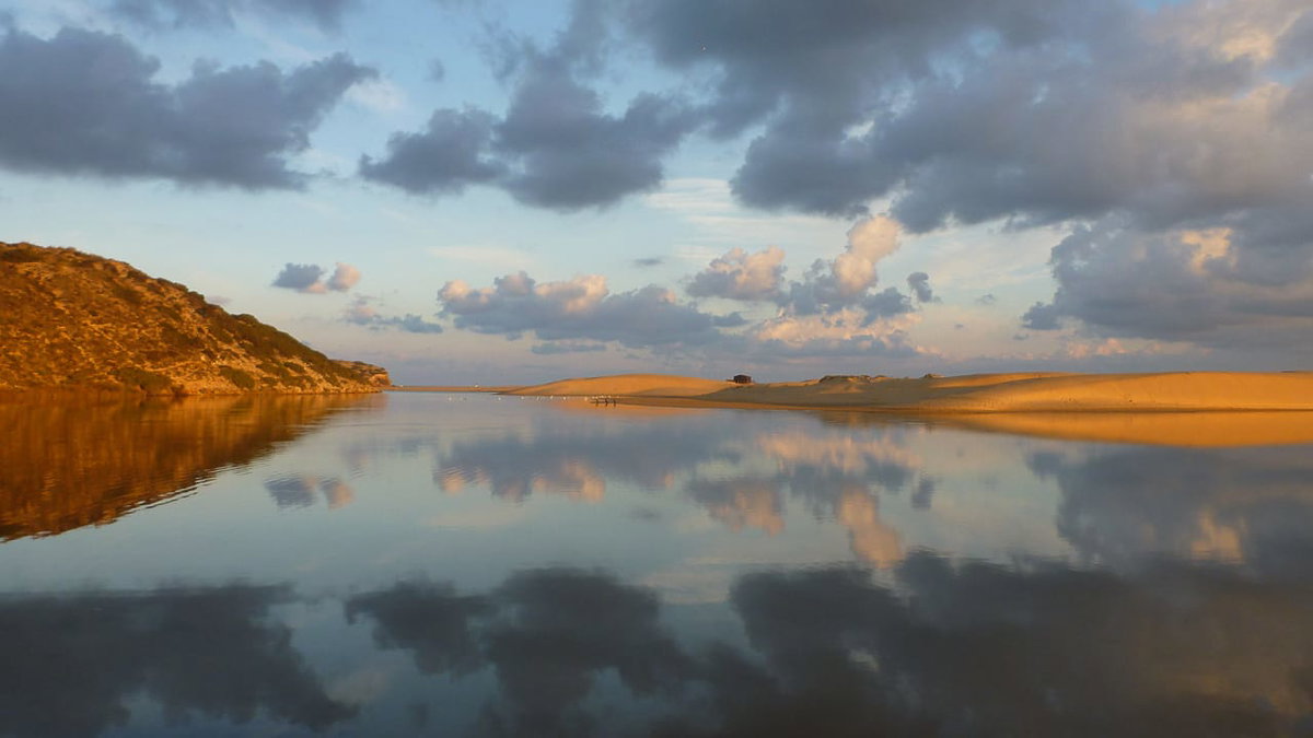 Mit Hund in Portugal zum Sonnenuntergang am Strand