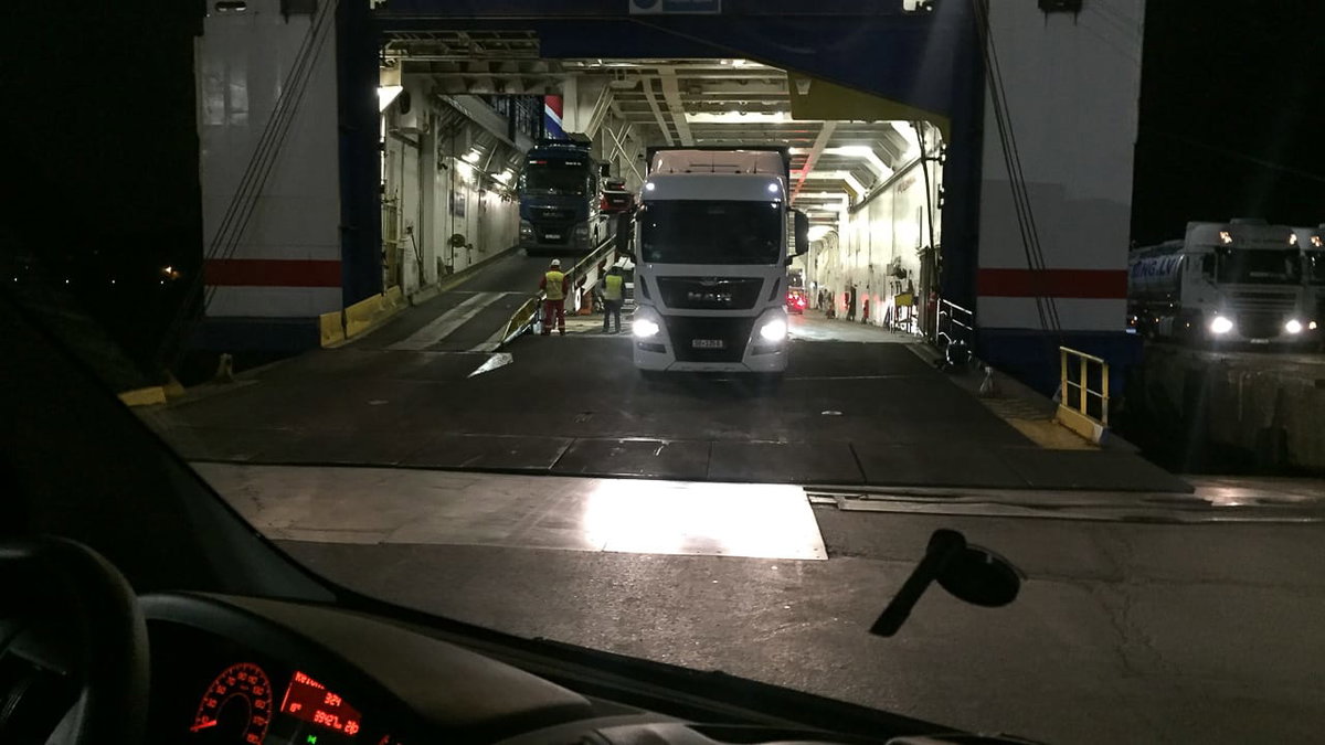 Rückwärts von der Fähre mit dem Wohnmobil