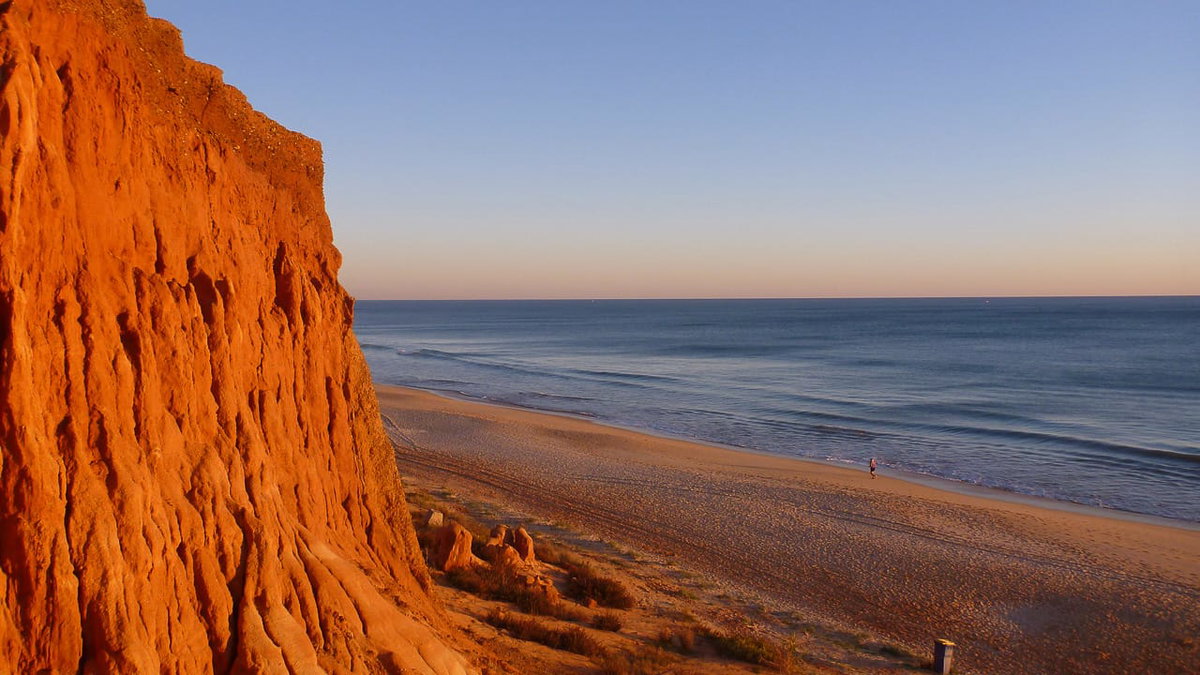 Sonnenuntergang am Strand mit Hund in Portugal