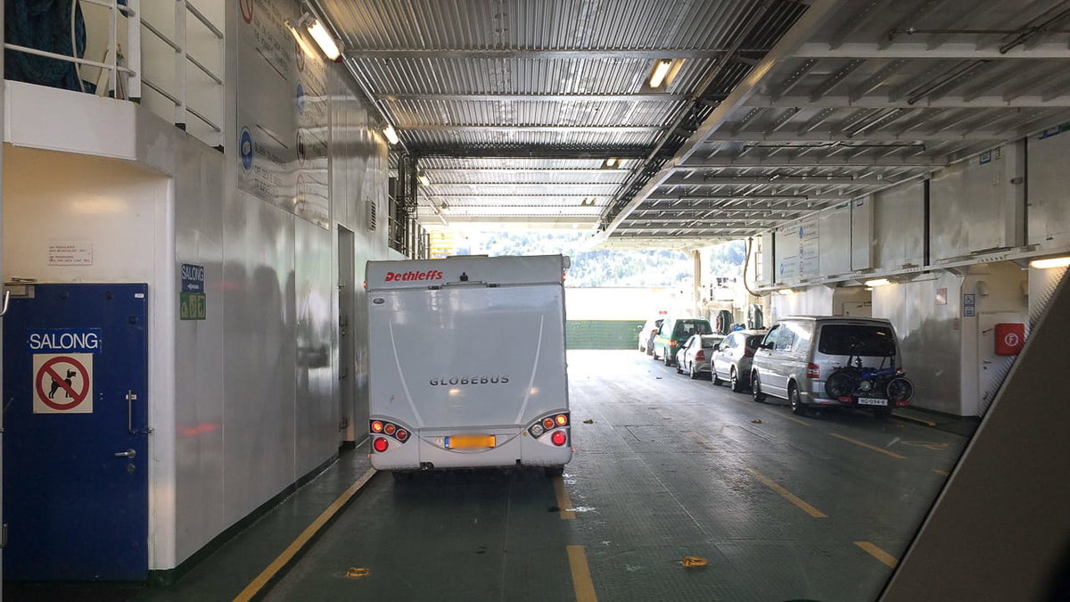 Wohnmobil auf einer offenen Fähre in Norwegen