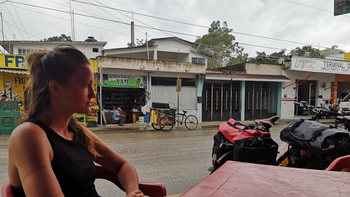 Besuch im Restaurant auf einer Radreise von Mexiko nach Costa Rica