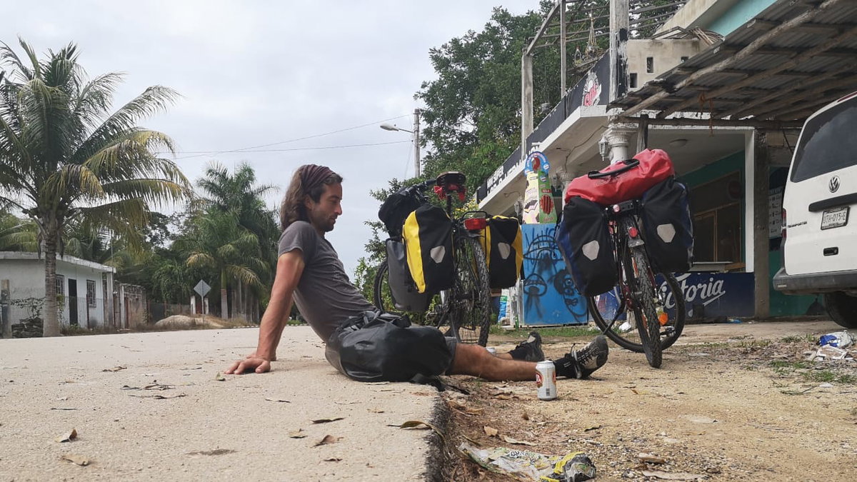 Pause auf einem Bordstein beim Radfahren von Mexiko nach Costa Rica