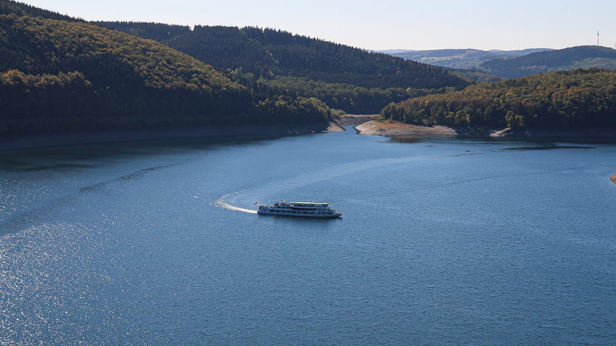 Blick auf die Schifffahrt am Biggesee beim Camping im Sauerland