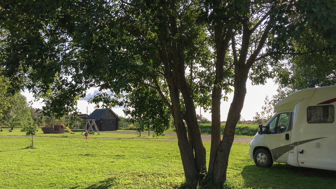 Camping auf dem Bauernhof: Was du für den Urlaub auf dem Land wissen musst