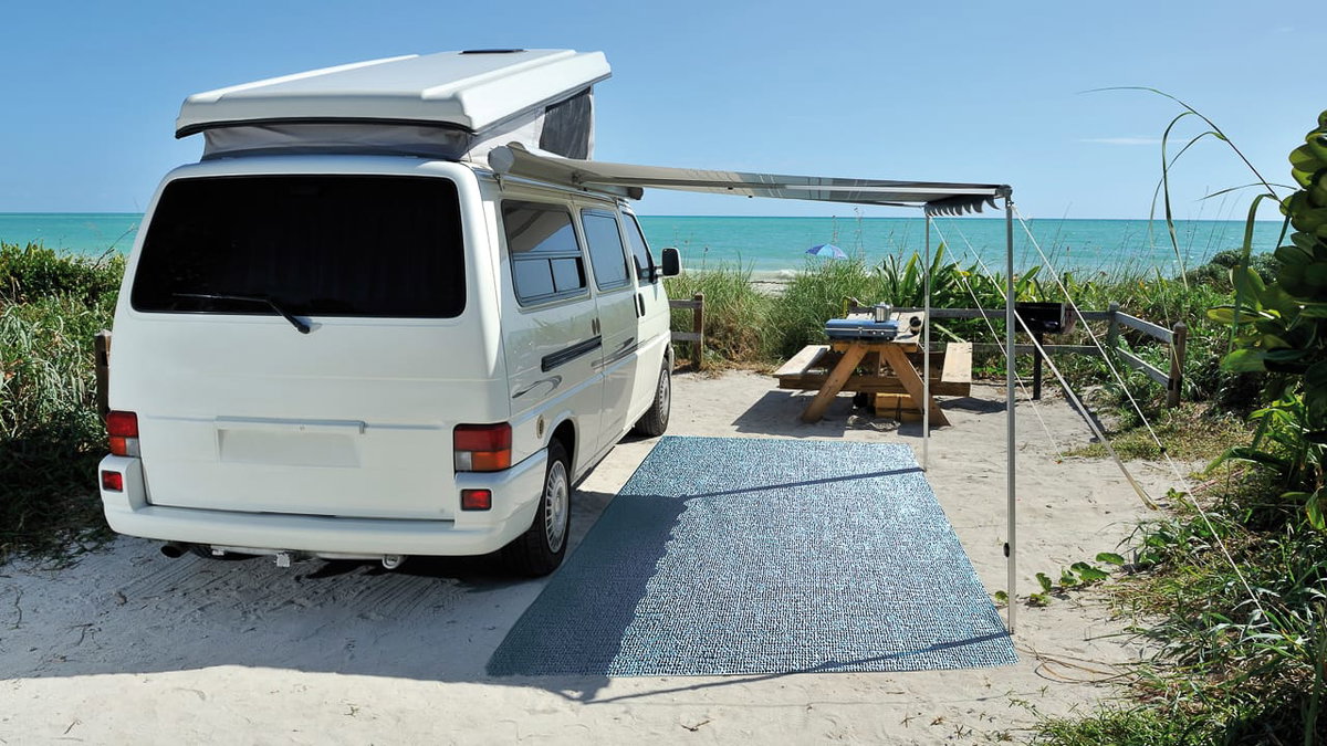 Ein Vorzeltteppich vor einem Camper