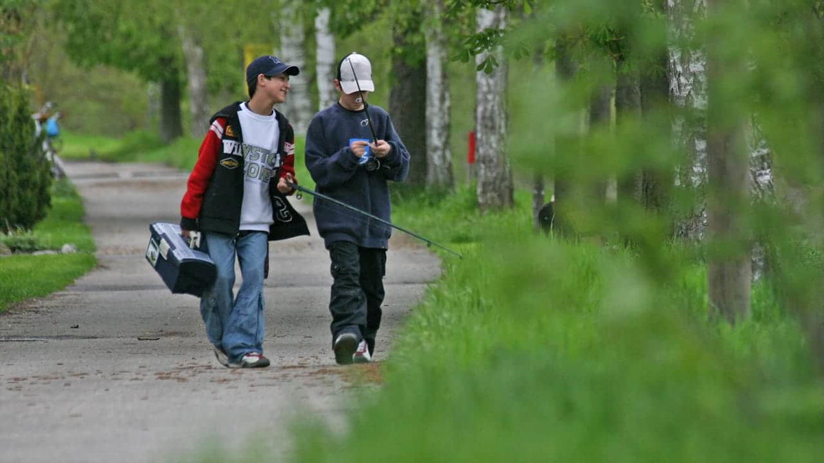 Angelnde Kinder in Dörzbach an der Jagst auf Wohnmobiltour durch Hohenlohe
