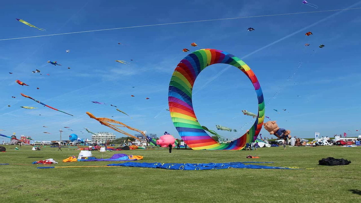 Drachen fliegen in Norddeich ein Ziel für Camping mit Kindern an der Nordsee