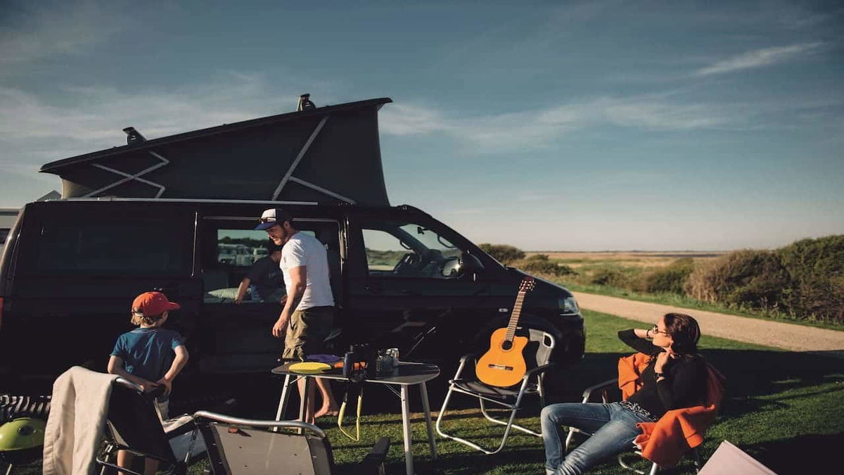 Ein Van beim Camping mit Kindern an der Nordsee ists-Pascal Skwara