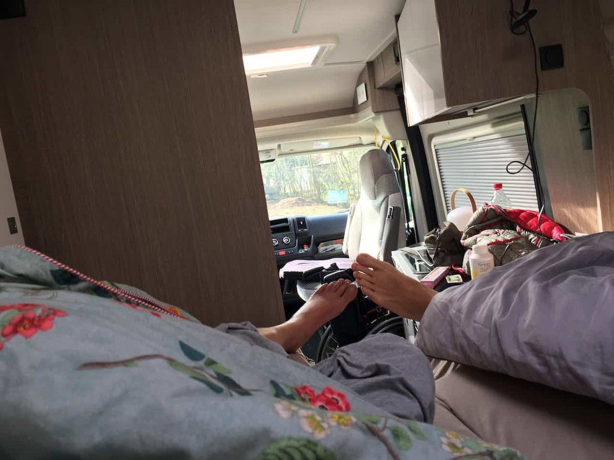 Schlafen im Camper beim Camping mit Handicap