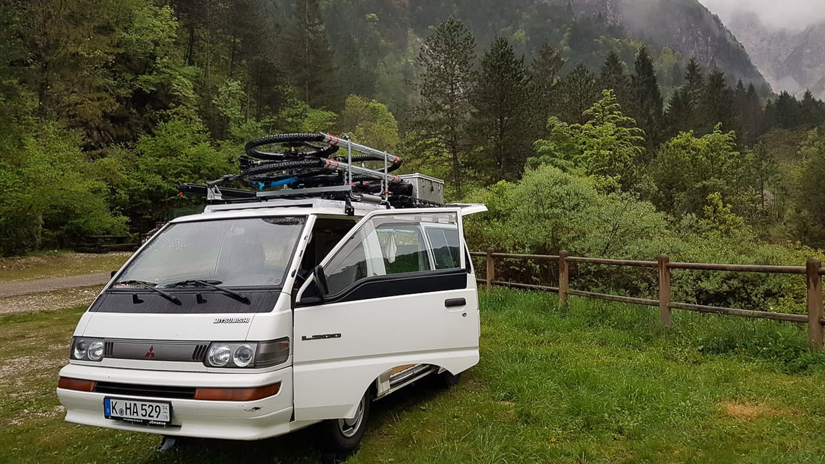 Dachegepäck auf einem ausgebauten L300 Van