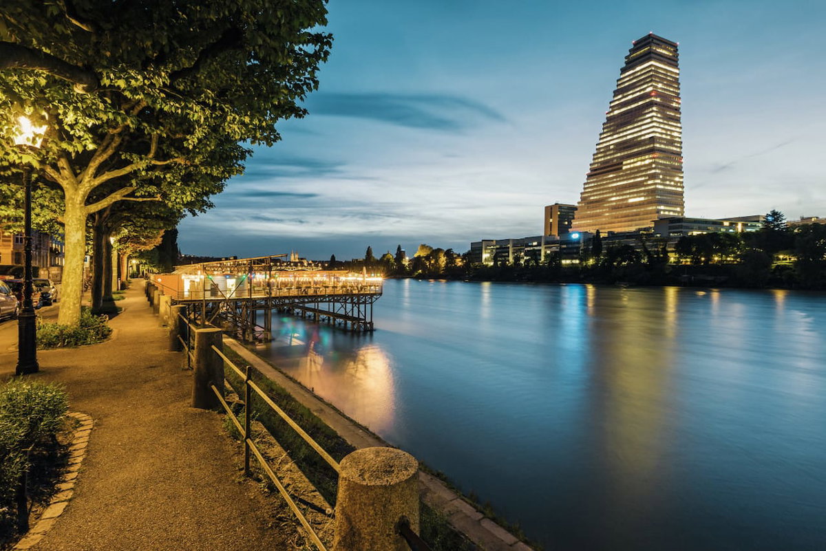 Roche Turm in Basel beim Camping am Oberrhein