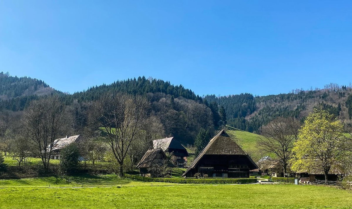 Typische Häuser beim Urlaub im Schwarzwald