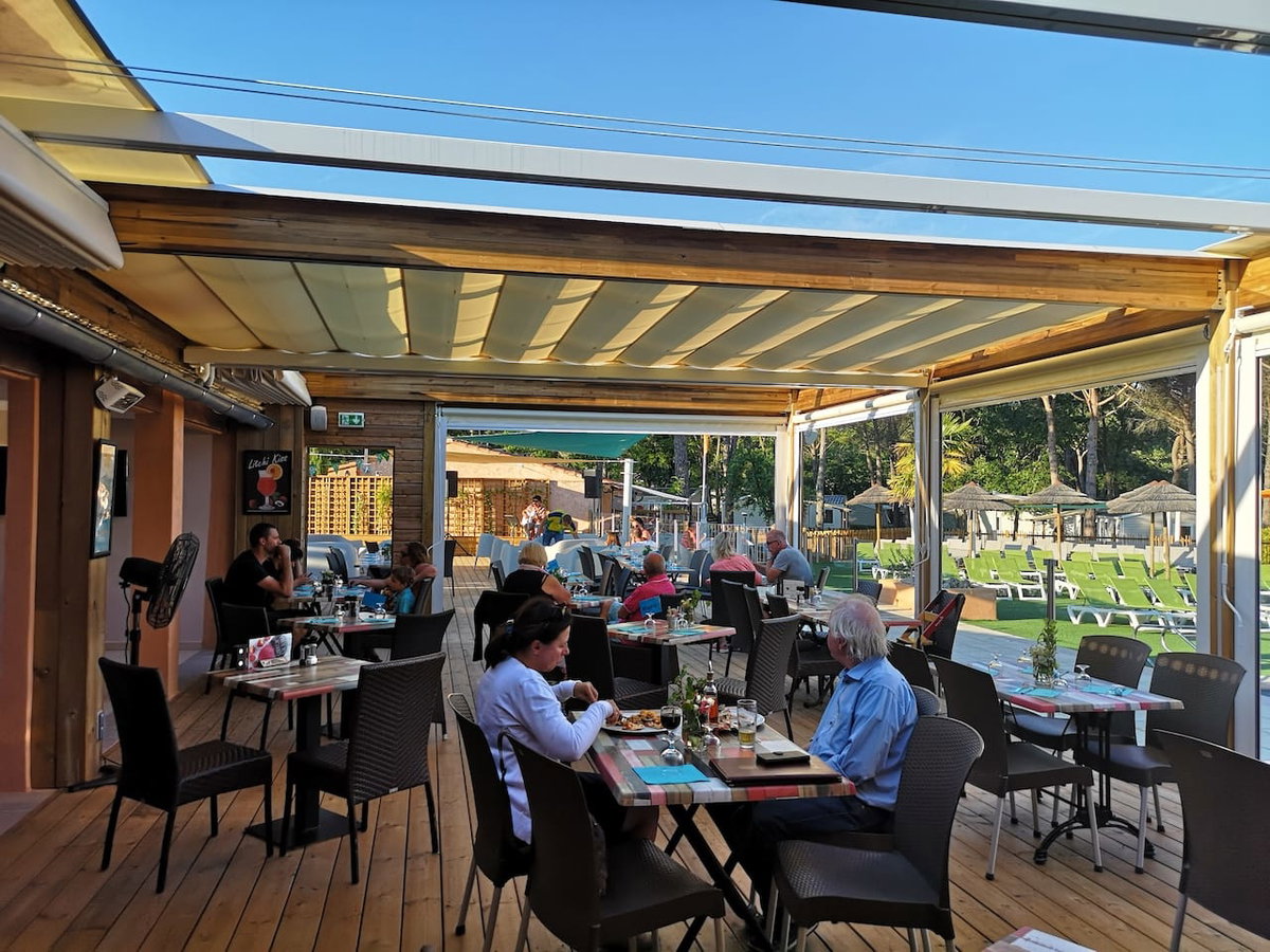 Essen auf der Terrasse vom All Inclusive Campingplatz La Bastiane