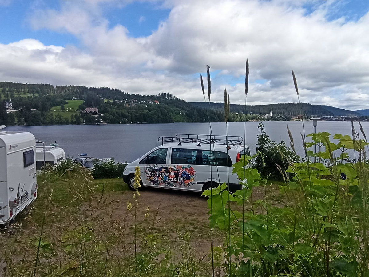 Mit Campervan am Titisee beim Camping im Schwarzwald