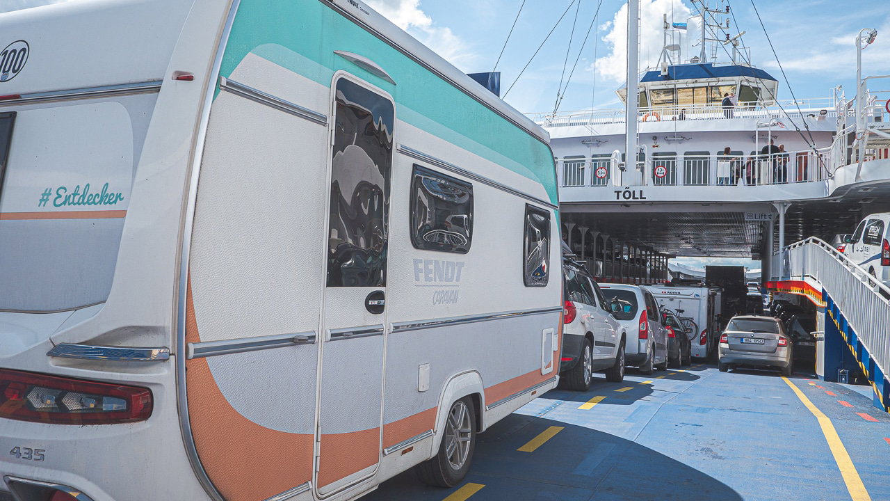 Mit Wohnmobil und Wohnwagen auf der Fähre – was du beachten musst