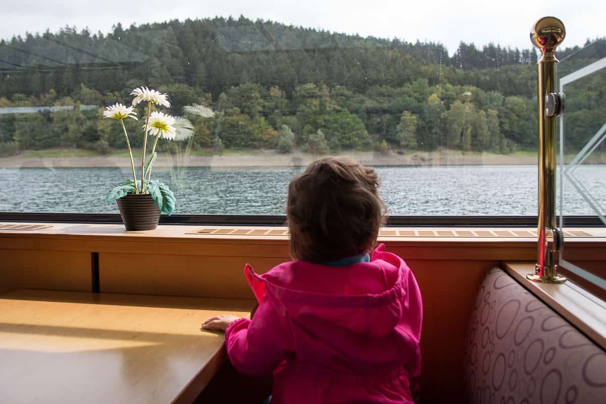 Schifffahrt auf dem Hennesee beim Urlaub im Sauerland mit Kind