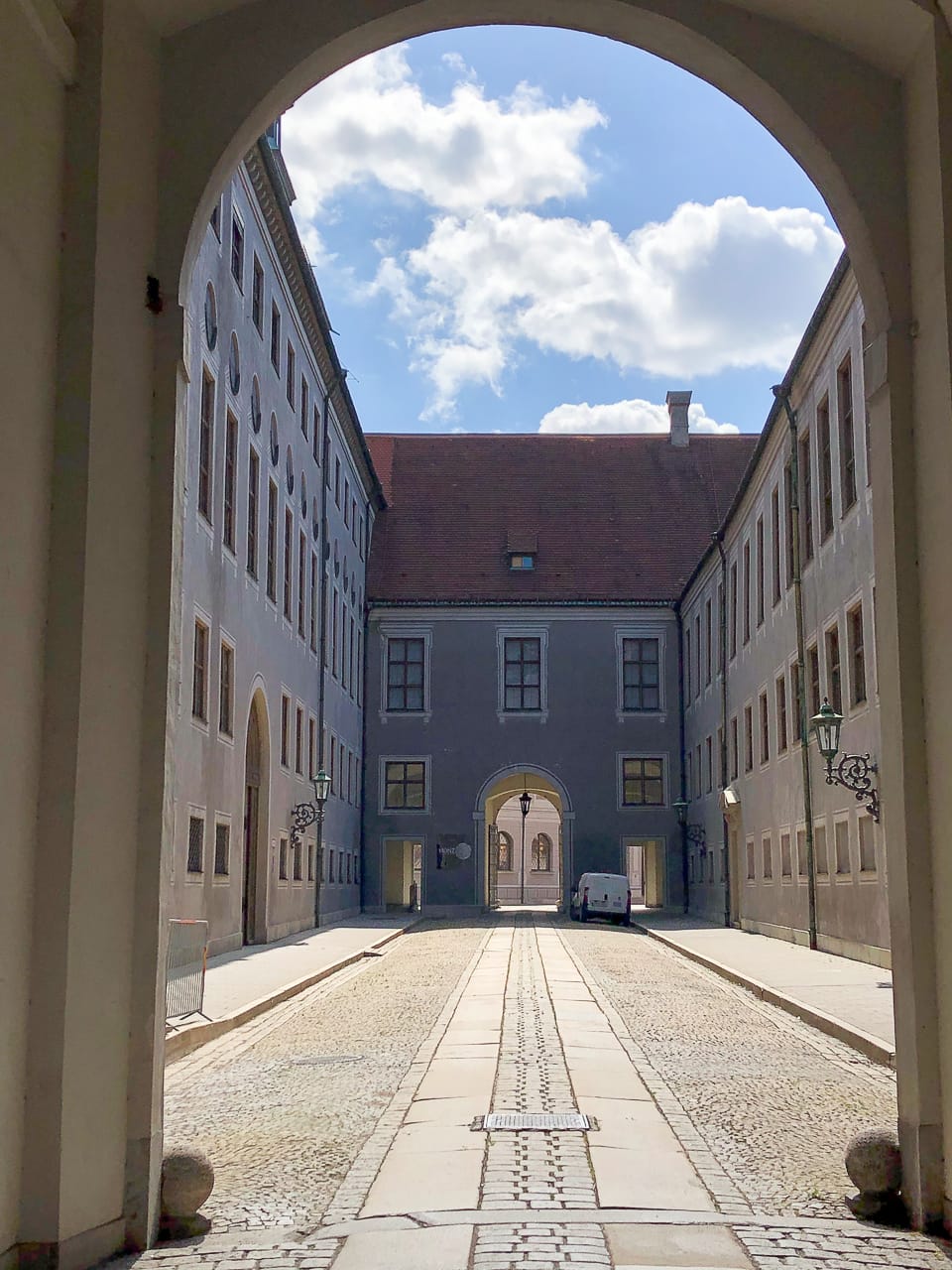 Historischer Hinterhof München beim Camping in Oberbayern